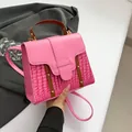Sac à main rose en similicuir avec texture crocodile, poignées brunes et rivets dorés - Rose