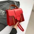 Sac rouge chic en cuir motif crocodile avec poignée marron et rivets dorés élégants - Rouge