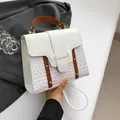 Sac bandoulière minimaliste bicolore blanc et marron avec texture croco et rivets dorés - Blanc