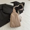 Bolso bandolera minimalista beige caqui con correa ajustable sobre fondo estético limpio - Caqui