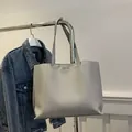 Grand sac cabas minimaliste blanc cassé avec de longues bandoulières pour le quotidien - Gris
