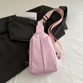 Bolso de pecho de nailon rosa con correa ajustable y diseño plisado minimalista - Rosa