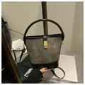Detalle del cierre de metal dorado y adornos de cuero negro en el bolso cubo - Sin colgante / Marrón Oscuro