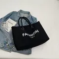 Bolso tote negro minimalista con estampado blanco Fashion Paris sobre fondo suave - Negro
