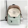 Detalle de una mochila de estilo japonés con bloques de color, logo y colgante de felpa - Bolso Individual / Verde / S