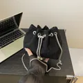 Borsa a secchiello nera con strass alla moda, coulisse e tracolla a catena in argento - Nero
