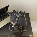 Borsa a secchiello nera con strass alla moda, catena argentata e ciondolo di perle - Argento
