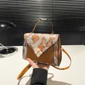 Καφέ τσάντα χιαστί με σχέδιο δέρμα φιδιού patchwork και διακοσμητική τετράγωνη αγκράφα - Καφέ