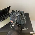 Borsa a secchiello nera scintillante con strass colorati e dettagli di perle - Colorato