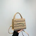 Borsa quadrata beige in PU con goffratura geometrica a V e doppi manici corti - Cachi
