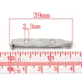 Dettaglio di una spilla di sicurezza argento da 39mm con tre fori per bigiotteria - 39x5mm - 50 Pezzi