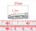 Vista tecnica di spille di sicurezza da 25mm con doppi fori di montaggio da 2,3mm - Spilla Bianca Con Lettera K (chiusura Standard A 2 Fori) 25x5 Mm - 100 Pezzi