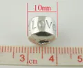 Vue macro d'une perle en cuivre argenté de 10mm gravée LOVE pour création bijoux - Lettrage LOVE / Lot de 10 / Or blanc