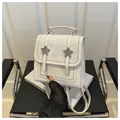 Details des weißen Vintage-Stern-Rucksacks mit Goldperlenbesatz und Metallschnallen - Gebrochenes Weiß
