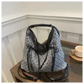 Detailaufnahme der grauen Stofftasche mit Herz-Punkten und silbernen Reißverschlüssen - Khaki Herz