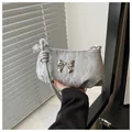 Sac bandoulière plissé argenté avec boucle papillon métallique et bandoulière nouée - Gris