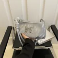 Sac bandoulière argenté plissé avec nœud papillon métallique et anse nouée - Noir