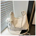 Sac bandoulière demi-lune blanc, texture marbrée avec chaîne argentée et charm nuage - Avec Pendentif / Blanc