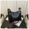 Détail d'un sac sous les bras noir avec un nœud en perles et un pendentif cœur argenté - Noir