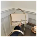Beigefarbene gesteppte Schultertasche mit goldenem Drehverschluss und Kettenriemen - Khaki