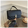 Schwarze gesteppte Umhängetasche mit Goldverschluss und eleganter Kette im Café-Stil - Schwarz