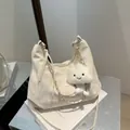 Schicke plissierte cremeweiße Hobo-Tasche mit flauschigem Wolken-Anhänger und Kette - Weiß Mit Anhänger