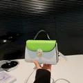 Piccola borsa quadrata bicolore verde e bianca con chiusura dorata e manico - Verde