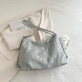Silberne Falten-Einkaufstasche mit Metallic-Textur und minimalistischem Schultergurt - Mit Wolken-Anhänger / Silber