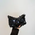 Modische schwarze Paillettenhandtasche für Damen mit Knotendetail und Silberringen - Schwarz