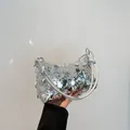 Funkelnde silberne Pailletten-Handtasche mit runden Metallscheiben und Schulterriemen - Silber