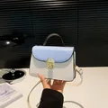 Borsa a tracolla color block bianca e blu con chiusura dorata e manico nero da modella - Blu