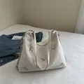 Gebroken witte geplooide shopper met zilveren vlinderbedeltjes en kettingdetails - Wit