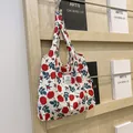 Stofftasche aus Canvas mit rotem Rosenmuster und minimalistischem Schultergurt - Rotes Rosenmuster