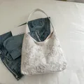 Τσάντα tote σε υπόλευκο χρώμα με 3D κέντημα πεταλούδας και φαρδύ ιμάντα ώμου - Γκρι