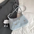 Borsa tote plissettata celeste con ciondoli a farfalla dorati e portachiavi a nuvola - Con Ciondolo / Blu