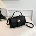 Borsa nera classica in pelle di coccodrillo con elegante fibbia in metallo dorato - Nero