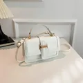 Elegante borsa bianca a tracolla con motivo a coccodrillo e fibbia dorata - Bianco