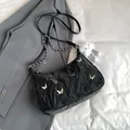 Borsa tote nera plissettata con ciondoli a farfalla d'argento e nuvola peluche - Con Ciondolo / Nero