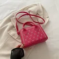 Petit sac bandoulière fuchsia avec motif matelassé et broderies de cœurs dorés - Rose rose