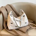Borsa tote bianca a pieghe con farfalle d'argento e tracolla in catena metallica - Senza Ciondolo / Bianco