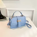 Piccola borsa a mano celeste effetto coccodrillo con fibbia dorata e manico superiore - Blu