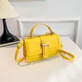 Borsa a mano giallo brillante con trama a coccodrillo, fibbia dorata e tracolla - Giallo