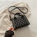 Sac à bandoulière noir matelassé avec broderie cœur et finitions dorées chic - Noir
