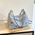 Borsa tote grande azzurra con trama a pieghe e dettagli a farfalla dorati - Senza Ciondolo / Blu