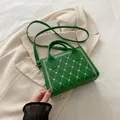 Petit sac carré vert herbe avec broderie matelassée en cœur et poignée supérieure - Vert