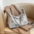 Borsa hobo argento metallizzato con farfalle 3D e tracolla a catena alla moda - Senza Ciondolo / Argento
