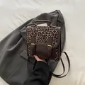 Sac à dos femme léopard vintage avec garniture en cuir et doubles boucles dorées - Marron