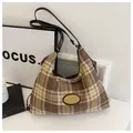 Détails du sac bandoulière en tweed à carreaux avec sangles marron et boucle dorée - Marron