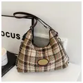 Détail du sac rétro à carreaux avec bandoulière en chaîne dorée et cuir - Kaki