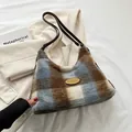 Sac sous le bras en peluche à carreaux marron et bleu marine avec double bandoulière - Bleu